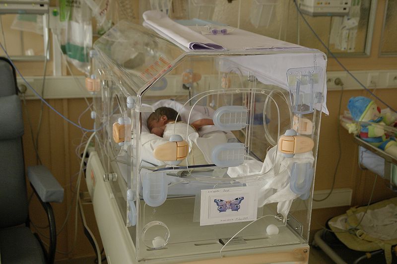 Prematur baby på neonatalavdelning.
