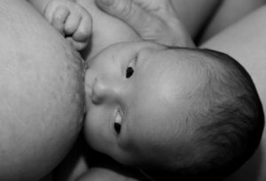 Råmjölk gravid bebis